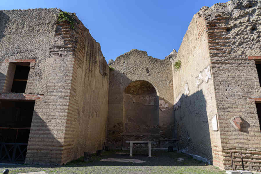 252 - Italia - Herculano - parque arqueológico de Herculano - Sala Apsidal.jpg